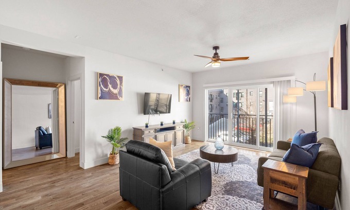 Country Club Plaza Area Apartamento | Roomy Plaza 2bed w/ Den and WK Space