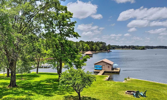Berryville Casa | Roomy Texas Lake Retreat w/ Private Boat Ramp