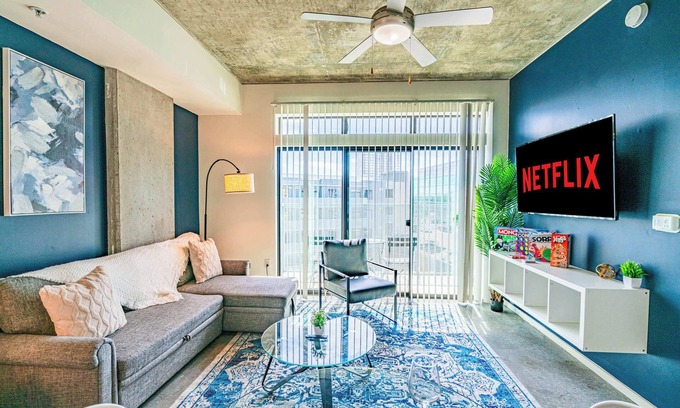 Evans Churchill Apartamento | Roosevelt Row 1BD Apartment in CDT with Gym Pool Parking