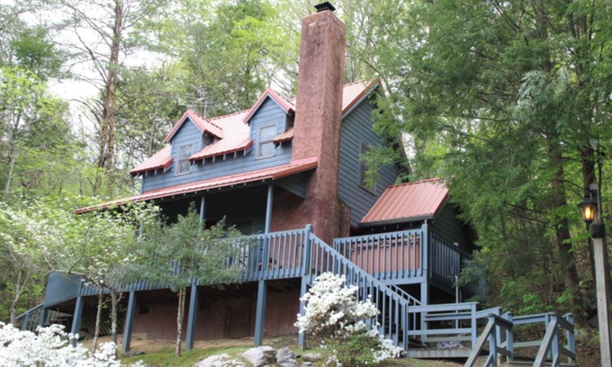 Townsend Cabina | Rooster's Perch Cabin at Country Manor Acres in Townsend, TN