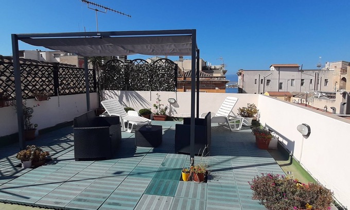 Marina District Apartamento | Rosa's apartment with terrace