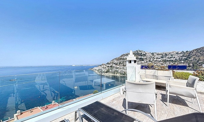 Almadraba-Canyelles Chalet De Esquí | ROSALES – Casa vistas al mar y piscina comunitari