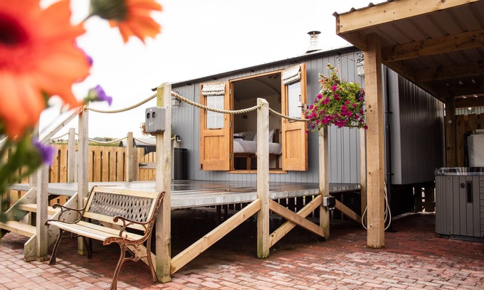 St Harmon Cabaña | Rose - a shepherds hut that sleeps 2 guests in 1 bedroom
