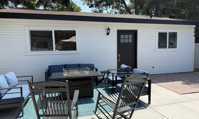 North Central Casa | Rose Bowl Bungalow. Cozy 2BR Retreat w/Patio, BBQ & Near Rose Bowl
