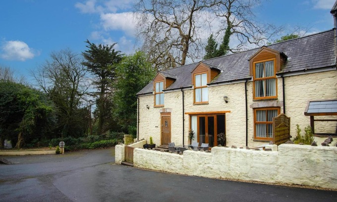 Llanddowror Casa | Rose Coach House - 3 Bedroom Cottage - Pendine
