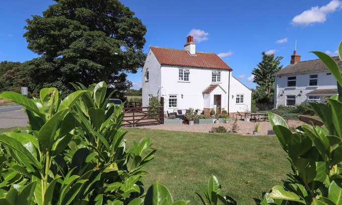 Louth Cabaña | ROSE COTTAGE, pet friendly, character holiday cottage in Louth