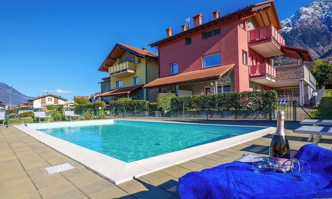 Colico Piano Apartamento | Rose Gialla Pastella Holiday Apartment with Pool