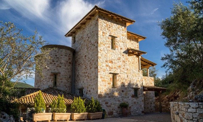 Evgiros Villa | Rose Tower Villa de lujo con torre de piedra en medio de la naturaleza con impresionantes vistas