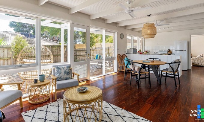 Rosebud Casa | Rosebud Hideaway - Cute Cosy Beach House, Funky styled house for all family. Plenty of room for the