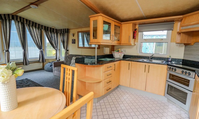 Llanfyrnach Cabaña | ROSEHAVEN, pet friendly, with a garden in Crymych