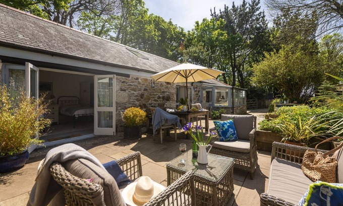 Saint Erth Praze Casa | Rosehendra - A beautifully refurbished pet-friendly barn conversion with two bedrooms, a log burner