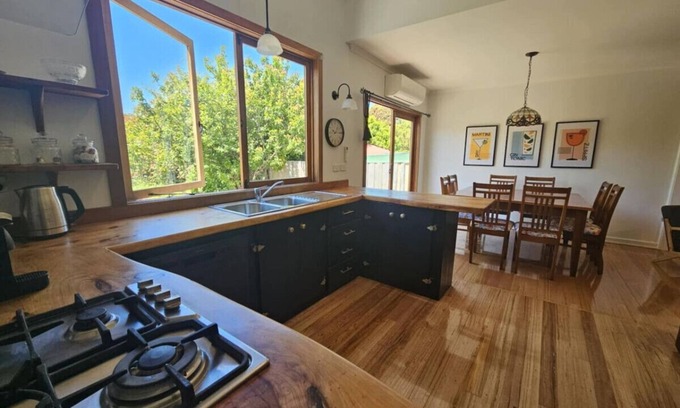 West Hobart Casa | RoseIris Cottage - City Charm