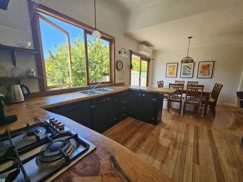 West Hobart Casa | RoseIris Cottage - City Charm in Central West Hobart