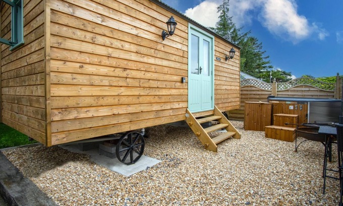 Amroth Casa | Rosemary - 1 Bedroom Shepherd's Hut - Amroth
