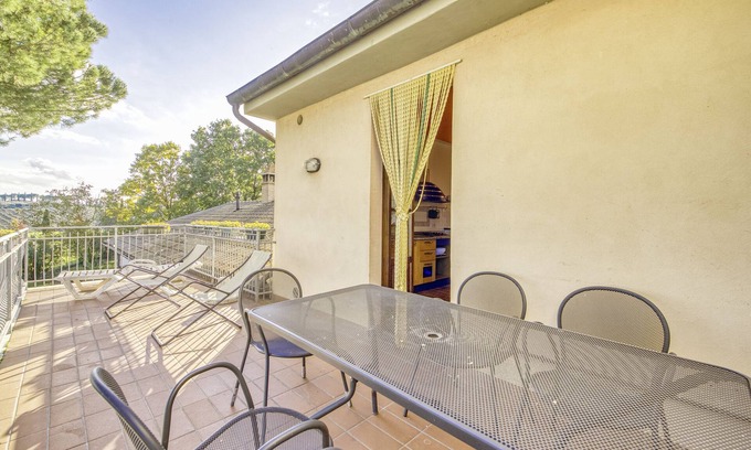 Castiglione del Lago Apartamento | Rosemary apt with shared pool family fun, Castiglione del Lago, Italy