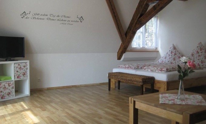 Sommerhausen Apartamento | Apartamento mágico de rosa con marco expuesto en 1. Piso para max. 2 personas