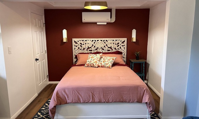 Shelltown Apartamento | Rosy Casita with A/C near Base & Downtown with easy access to freeway