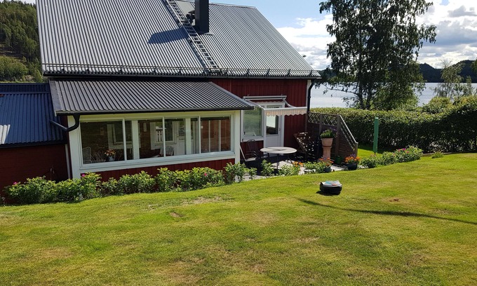 Valmsta Casa | Rotes Holzhaus am See