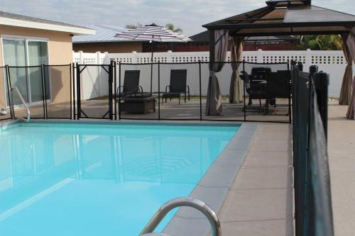 Oakland Hills Casa | Rotonda Pool Oasis Near Beaches - Sleeps 9