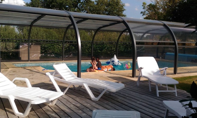 Saint-Augustin-des-Bois Casa | Roulotte la Loge des Clowns & heated pool