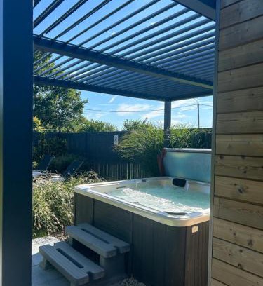 Tournai Casa | Roulotte du puits avec jacuzzi et sauna privatif