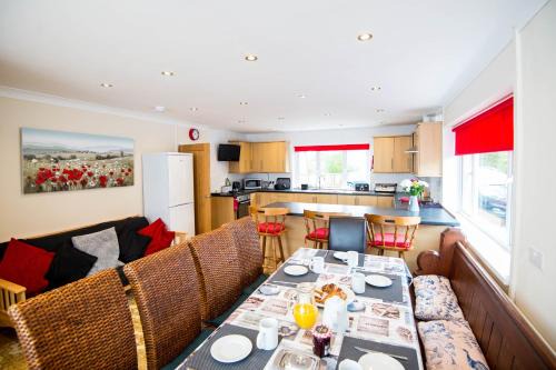 Laugharne Casa | ROUND PARK- Private and spacious family bungalow with parking
