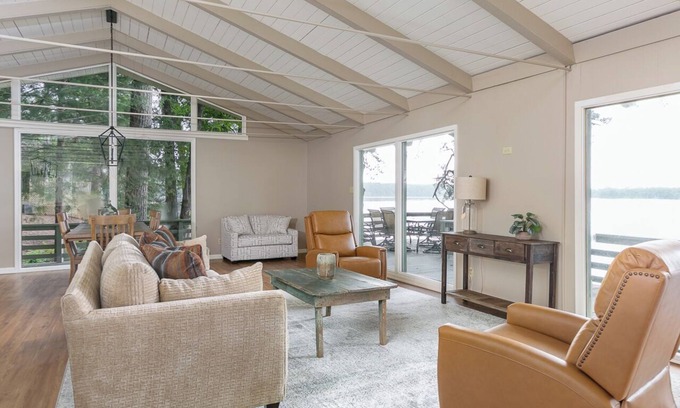 Farmerville Casa | Round Rock Lodge - Retreat Nestled Among The Trees With Stunning Lake Views