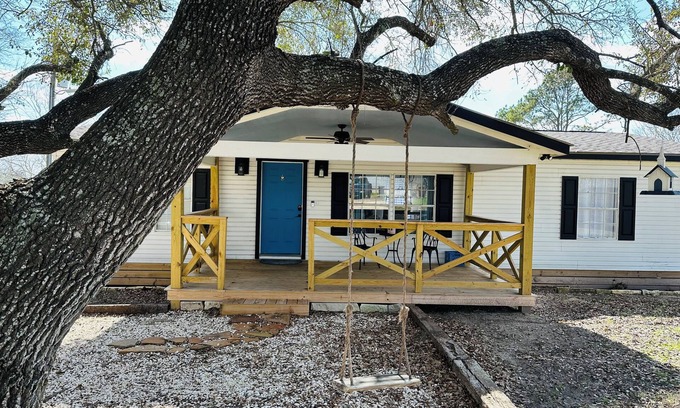 Brenham Casa | Round Top Cottage