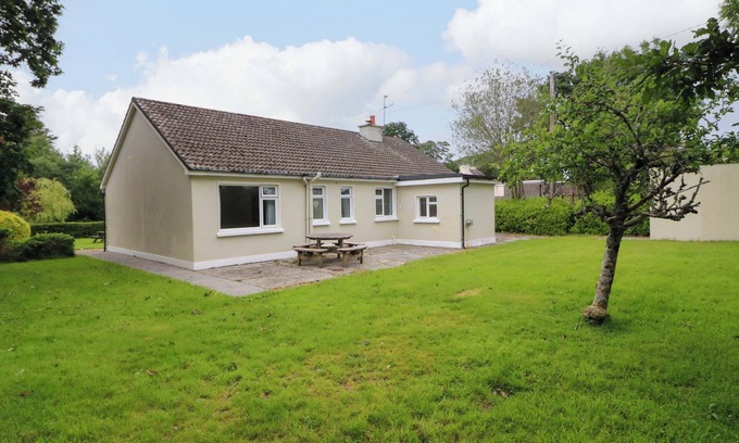 Killarney Cabaña | ROWANTREE, family friendly, with open fire in Beaufort, County Kerry