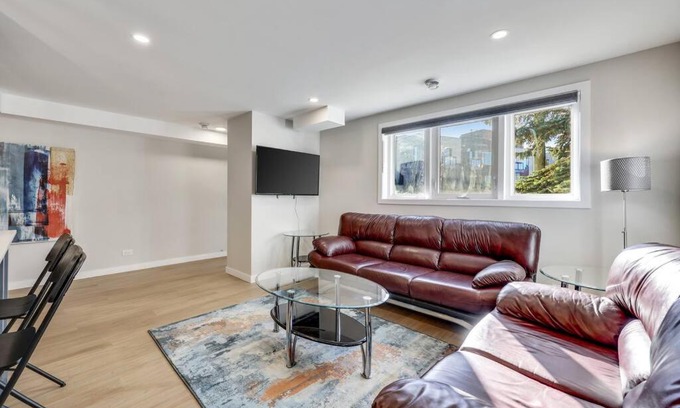 Southwest Calgary Apartamento | Roxboro #3 Trendy Central 2BR Home Parking, Wifi