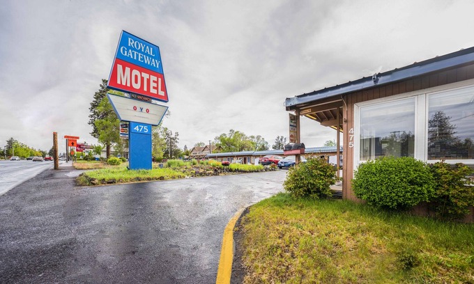 Larkspur Hotel | Royal Gateway Motel by OYO