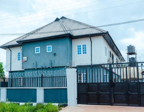 Benin City Apartamento | Royal Guests Holiday Lets - A Modern 2-Bedroom Apartment with balcony, 24H CCTV, perfect for families, business or leisure