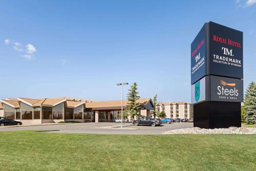 West Edmonton Hotel | Royal Hotel West Edmonton, Trademark Collection by Wyndham