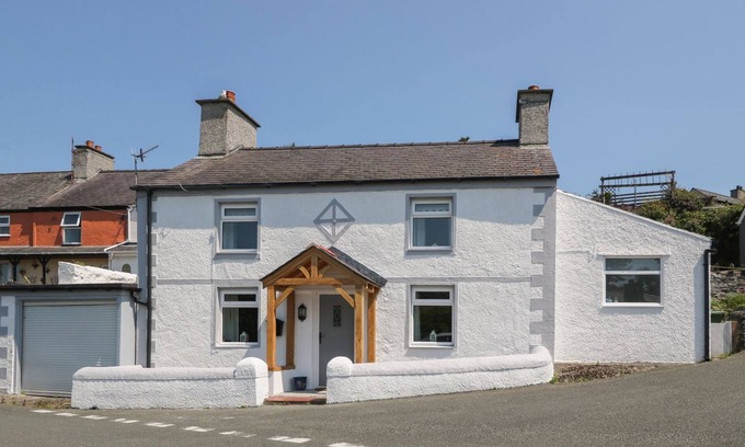 Amlwch Cabaña | ROYAL OAK COTTAGE, pet friendly, with a garden in Amlwch Port