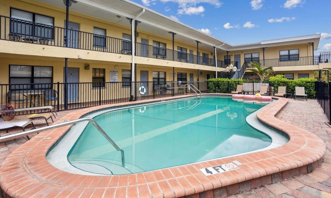 Redington Beach Condominio | Royal Orleans 117 - Great value, first floor w/pool