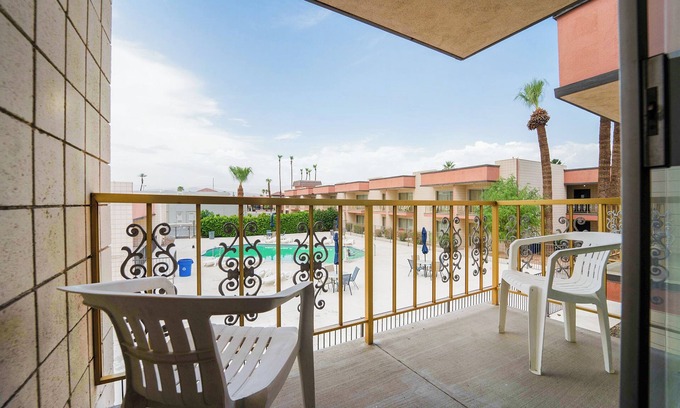 Indio Hotel | Royal Plaza Inn Indio