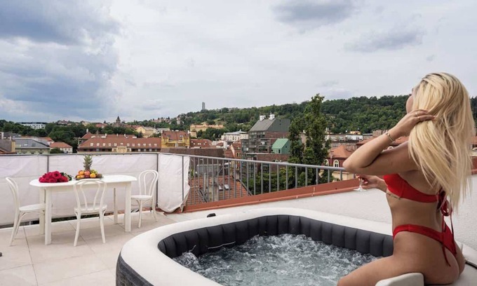 Smichov Apartamento | Royal Skyline Residence