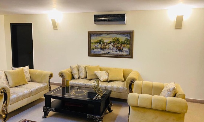 Gulberg Apartamento | Royal Two Bed Luxury Apartment Gulberg