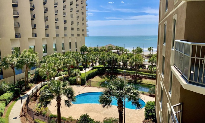Arcadian Shores Condominio | Espectaculares vistas al resort y a la piscina desde un balcón extragrande