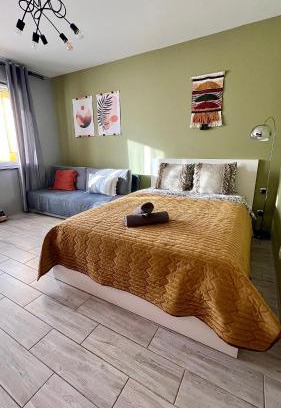 Praga Poludnie Apartamento | Roztocka studio, free parking, AC, 1 tram to the city & PGE National Stadion by Cosmo Spirit