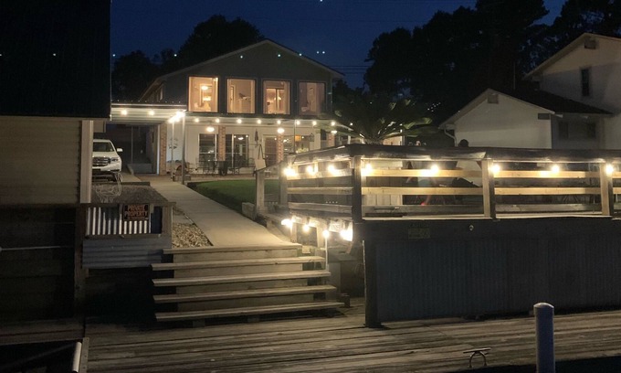 Oscar Casa | Rubies on the River- large yard, private pier, great for couples and families