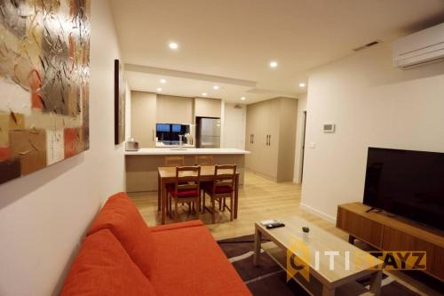 Phillip Apartamento | Ruby Red, 1Bd 1Bth Apt - Woden CBD