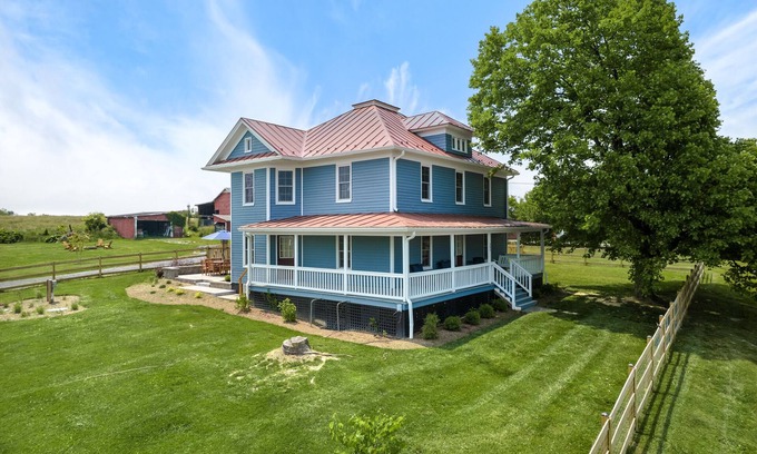 Woodstock Otro | Ruby's Ranch - Modern farmhouse with fully fenced yard and mountain views!