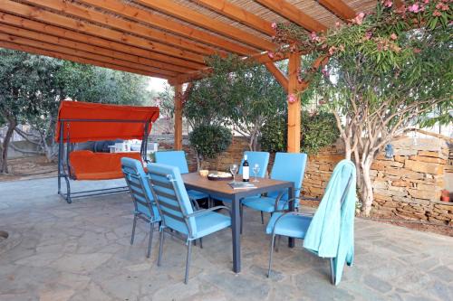 Gavrio Casa | Ruby's summer house with spacious garden and free parking