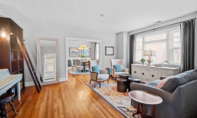 Western Springs Casa | Ruby’s Retreat - 4BD/3BA+Office in Western Springs