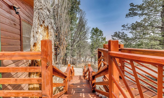 Ruidoso Cabaña | Ruidoso Cabin w/ Deck ~ 1 Mi to Midtown!