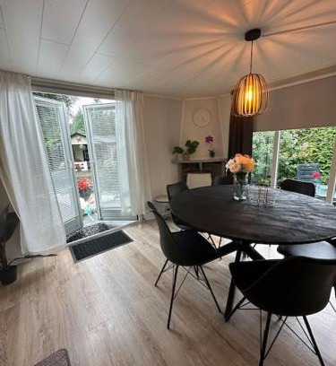 Baarle-Nassau Chalet De Esquí | Ruim, mooi en modern huisje met een heerlijke tuin