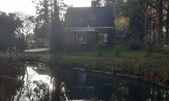 Diepenveen Casa | Ruime vrijstaande karakteristieke gezinswoning, direct aan het water