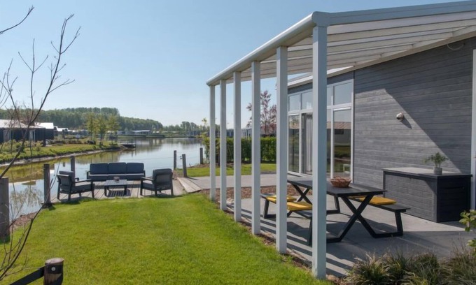 Wemeldinge Casa | Vakantiehuis Ruisweg 38 by Interhome