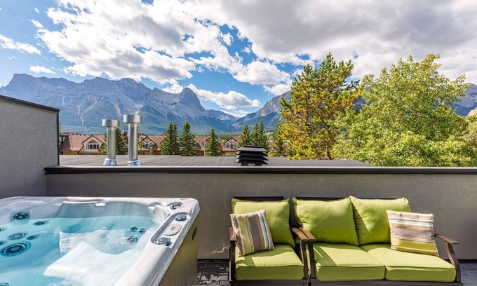 Teepee Town Casa | Rundleview - Impeccable Design and Private Hot Tub